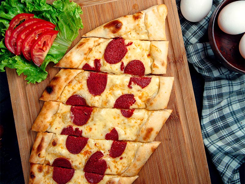 Sucuklu Kaşar Pide